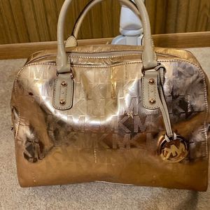 NWOT Michael Michael Kors, large handbag with keychain rose gold metallic